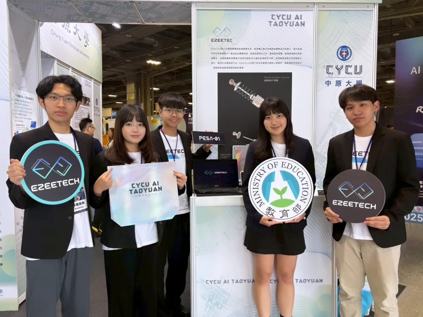 團隊於 AI TAIWAN 展位展示場景