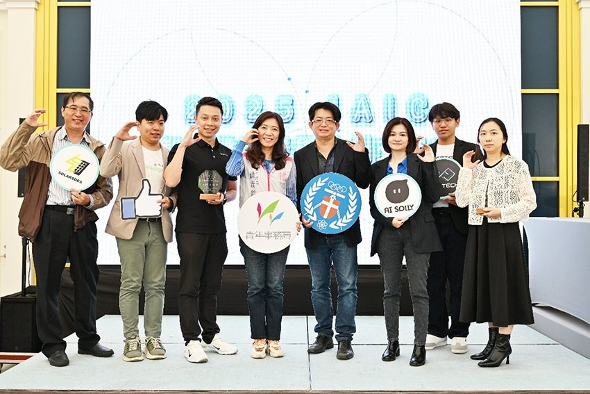 邀請桃園市政府青年事務局局長侯佳齡與中原大學產學長張雍頒贈年度IAIC獎項